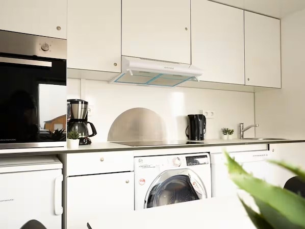 Großer Kühlschrank, Ofen, Geschirrspüler