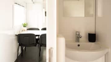 Mobil enhet - Economy - utsikt mot bergen | Badrum | Dusch, hårtork, handdukar och tvål