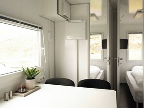 تناول الطعام داخل الغرفة