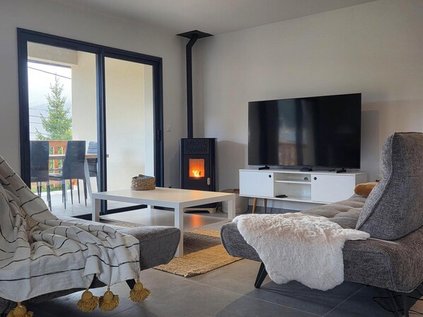 Smart TV, fireplace, books - COZY APARTMENT IN FORMIGUERES, SLEEPS 6–8 (Formiguères)