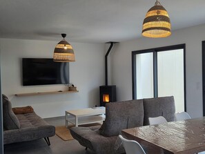 Smart TV, fireplace, books - COZY APARTMENT IN FORMIGUERES, SLEEPS 6–8 (Formiguères)