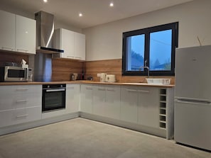 Coffee/tea maker, fridge, microwave, oven - COZY APARTMENT IN FORMIGUERES, SLEEPS 6–8 (Formiguères)