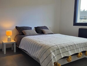 3 bedrooms, travel cot, free WiFi, bed sheets - COZY APARTMENT IN FORMIGUERES, SLEEPS 6–8 (Formiguères)