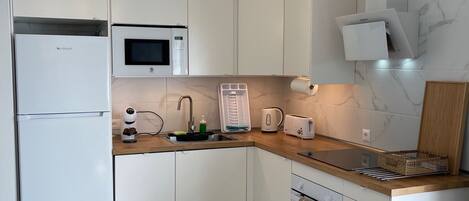 Réfrigérateur, micro-ondes, four, plaque de cuisson