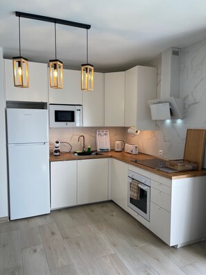 Fridge, microwave, oven, stovetop