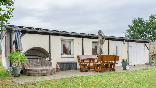 A patio with a round seating area, a table, and chairs. - Holiday Home Fechter with Shared Terrace, Garden, and Wi-Fi in Lanz (Lanz)