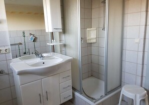 Dusche, Haartrockner, Handtücher