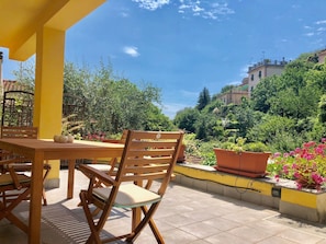 Outdoor dining - Wohnung mit großer privater Terrasse im Grünen by Interhome (La Spezia)