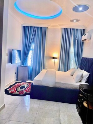 Departamento Deluxe, balcón, vista a la ciudad | Escritorio, espacio para trabajar con laptop y cortinas blackout 