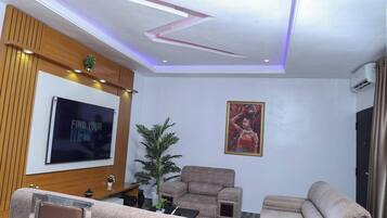 Deluxe Apartment, Balcony, City View | Living area