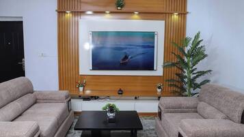 Deluxe Apartment, Balcony, City View | Living area