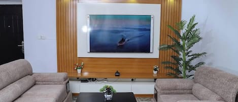 Deluxe Apartment, Balcony, City View | Living area