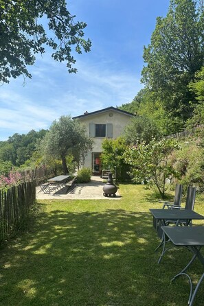 Outdoor dining - Vakantievilla 'Top Hill' by Interhome (Tresana)