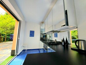 Fridge, oven, dishwasher, cookware/dishes/utensils - Sehr moderne Wohnung mit schönem Garten by Interhome (Rapallo)