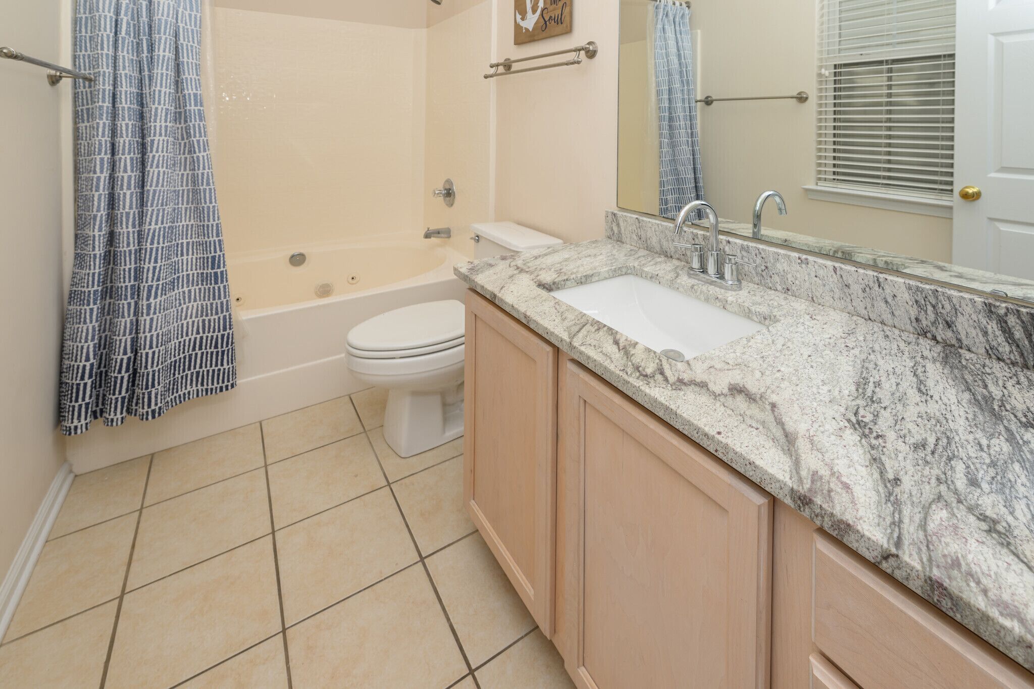 Une salle de bain équipée d’une baignoire, de toilettes, d’un lavabo et d’un meuble-lavabo.