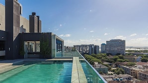 A rooftop pool with a cityscape view, modern buildings, and a clear sky. - Condominium w/ Complete Leisure Facilities and Unbeatable Location in POA - Bles (Porto Alegre)