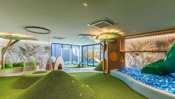 A children's play area with a slide, ball pit, and artificial grass. - Condominium w/ Complete Leisure Facilities and Unbeatable Location in POA - Bles (Porto Alegre)