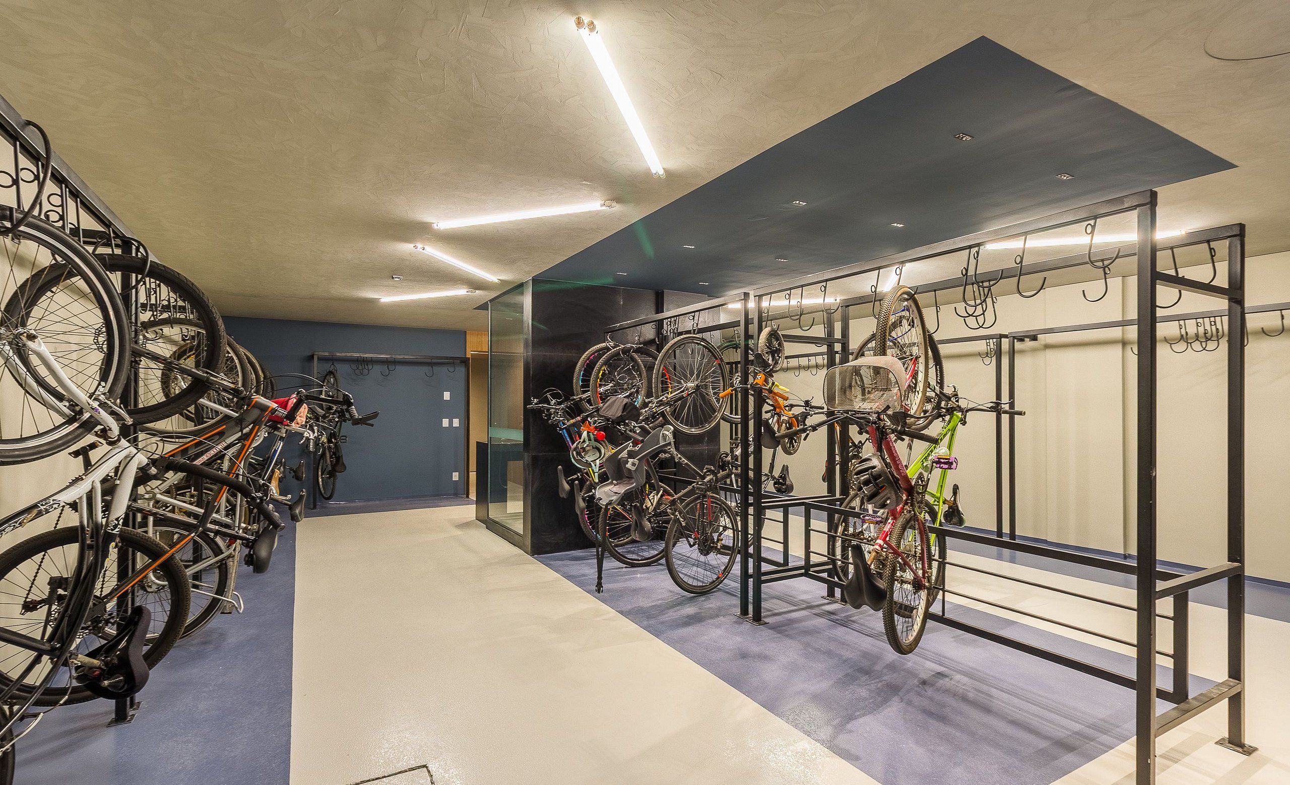 Un espacio para guardar bicicletas con varios soportes.