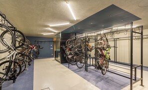 Un espace de stockage pour vélos équipé de plusieurs supports.