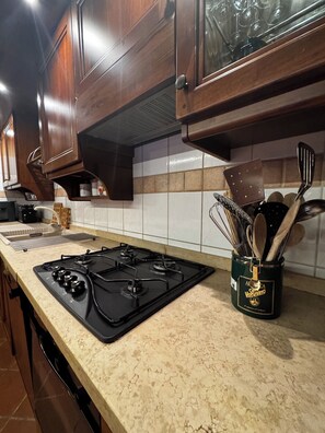 Een koelkast, een oven, een kookplaat, een vaatwasser