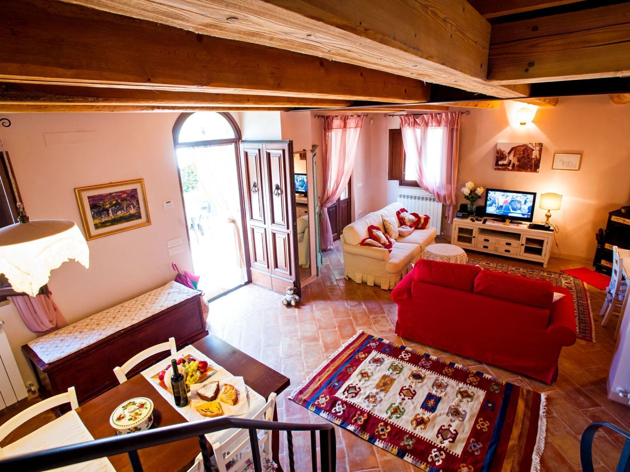 Télévision, cheminée, lecteur de DVD