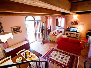 TV, caminetto, lettore DVD