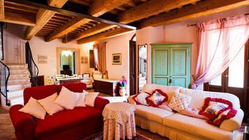 TV, caminetto, lettore DVD