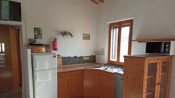 Kühlschrank, Mikrowelle, Geschirrspüler, Kochgeschirr/Geschirr/Besteck