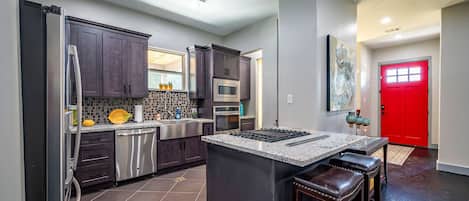 Kjøleskap, mikrobølgeovn, ovn og kokeplater