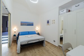 Een strijkplank/strijkijzer, wifi, beddengoed