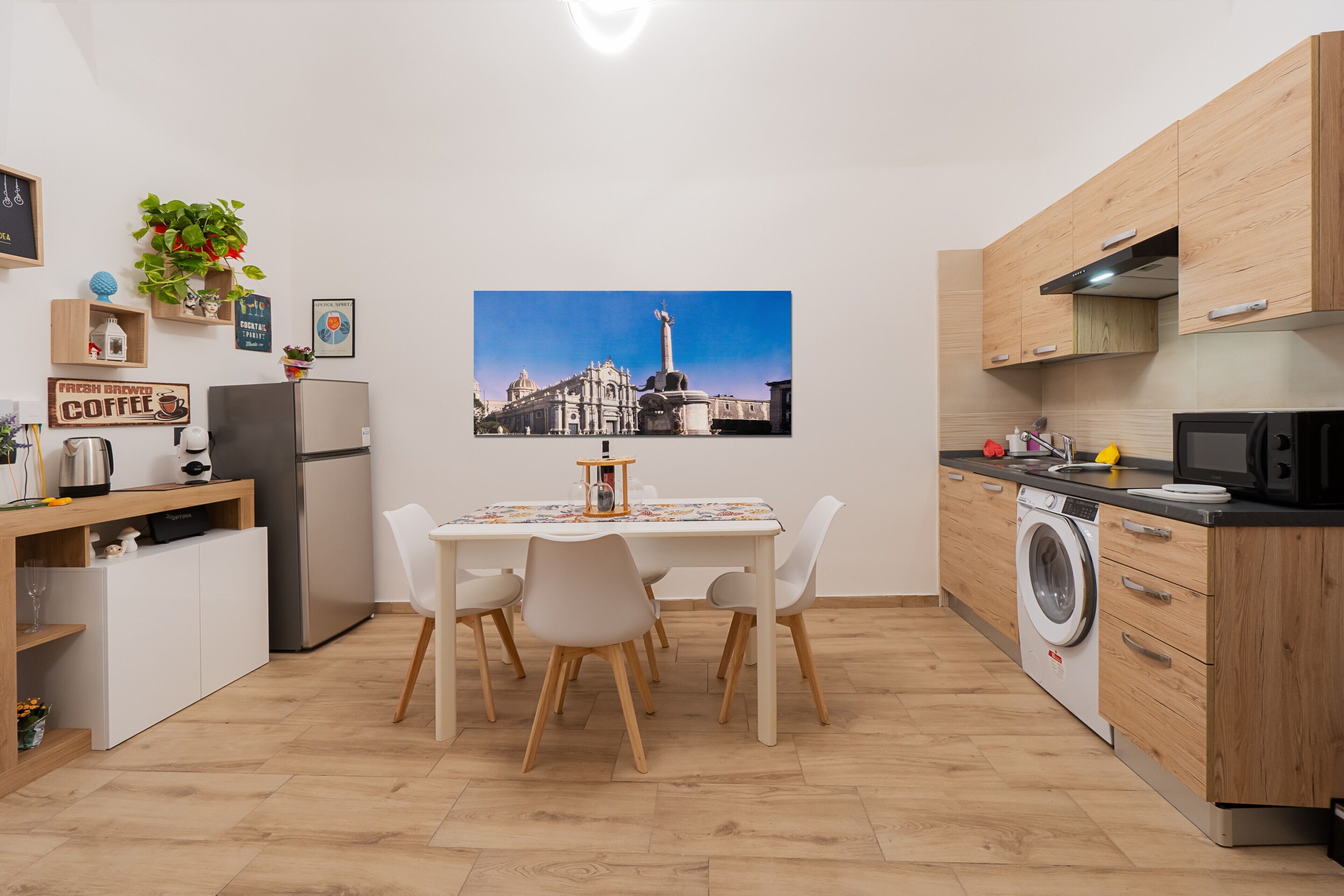 Frigorífico, microondas, placa de cocina y cafetera o tetera