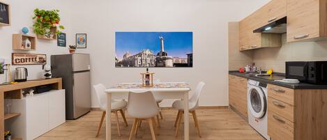 Refrigerador, microondas, placa de cocina, cafetera/tetera