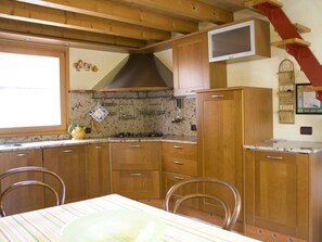 Kühlschrank, Ofen, Geschirrspüler, Kochgeschirr/Geschirr/Besteck