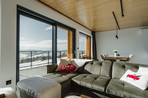 Dreamy views, jacuzzi & sauna – Your own slice of heaven!