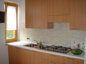 Fridge, microwave, cookware/dishes/utensils - Wohnung 'Virgilio Zanetti', max 3 Personen by Interhome (Albisano)