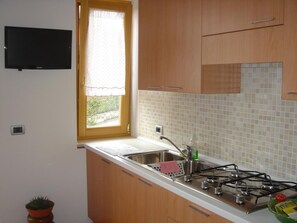 Refrigerador, microondas y utensilios de cocina 