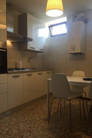 Fridge, oven, cookware/dishes/utensils - Wohnung mit Wi-Fi by Interhome (Gardone Riviera)