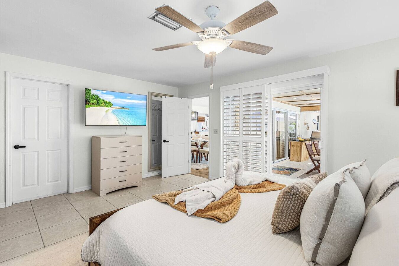 Desk, WiFi, bed sheets