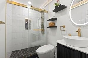 Shower, hair dryer, bidet, towels