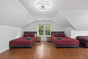 5 bedrooms, iron/ironing board, WiFi, bed sheets