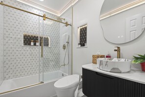 Douche, sèche-cheveux, bidet, serviettes fournies