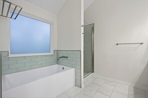Douche, sèche-cheveux, bidet, serviettes fournies