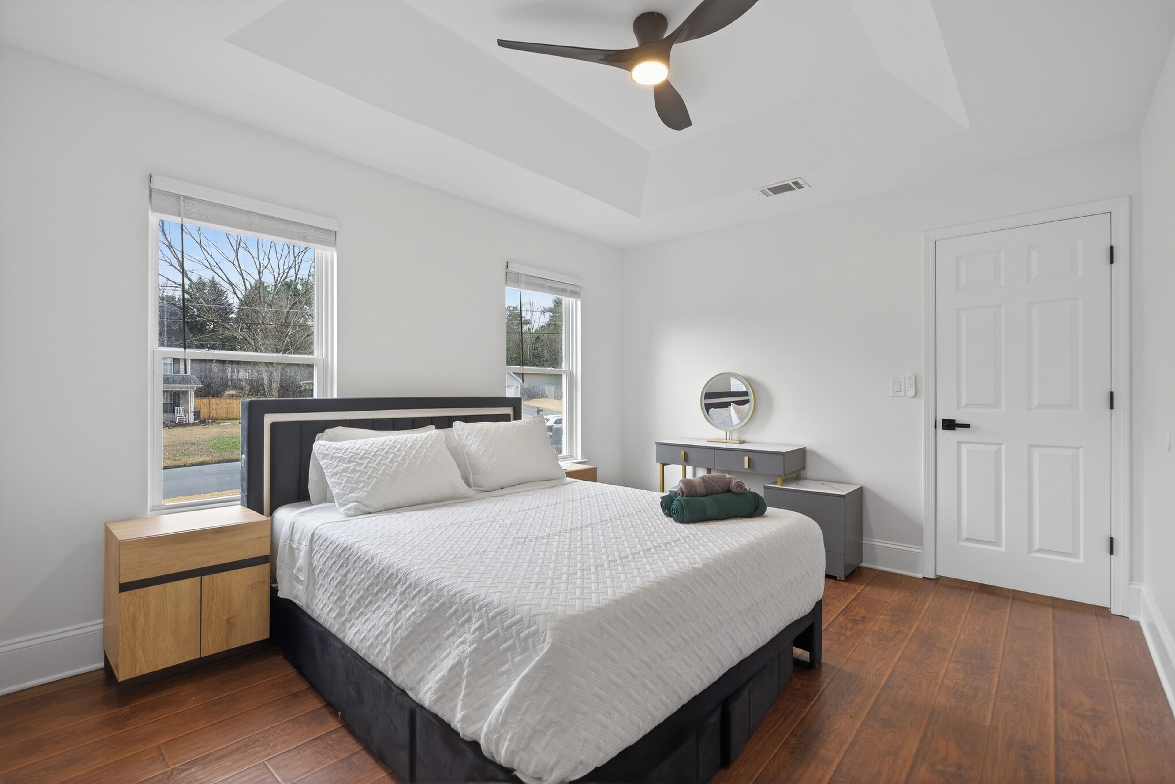 5 bedrooms, iron/ironing board, WiFi, bed sheets