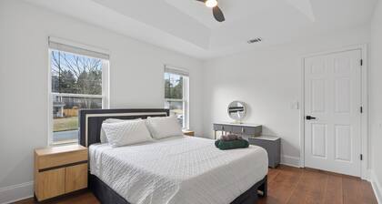 Mall of GA, Cozy 5 Bedrooms Gateway, Sleep 12 + Game Room and Wi-Fi
