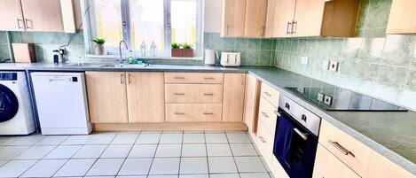 Lave-vaisselle, batterie de cuisine, vaisselle et ustensiles