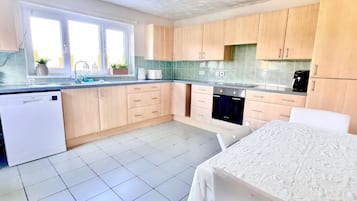 Rentaplats i utensilis de cuina, vaixella i coberteria