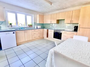 Dishwasher, cookware/dishes/utensils - The Beach Bungalow (Southampton)