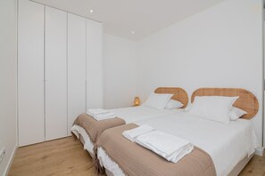 3 bedrooms, iron/ironing board, free WiFi, bed sheets - 3‑bedroom Praia da Rocha apartment, sea view & AC, relax in style (Portimão)