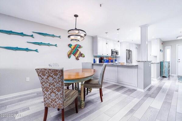 Dining - Cozy 2-bedroom condo with beautiful Sunset view and dolphin watching daily (New Smyrna Beach)