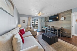 Apartment, 1 Queen-Bett und Schlafsofa (Sugar Beach 117 - Sandy Feet Retreat) | Wohnbereich